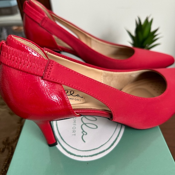 Abella true comfort gorgeous red color shoes . Only tried on inside the store. - Picture 4 of 5